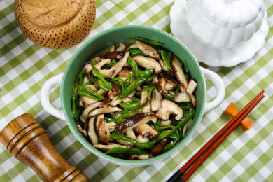 美味家常菜青椒炒香菇