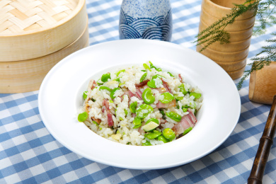 美食小吃青豆腊味炒米饭