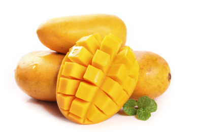 白底上放着一堆台农芒果和切开的小台芒果肉