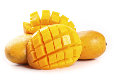 白底上放着一堆台农芒果和切开的小台芒果肉