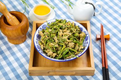美食农家野菜香椿炒蛋
