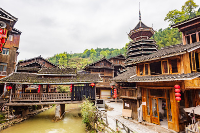 肇兴侗寨里的风雨桥与鼓楼