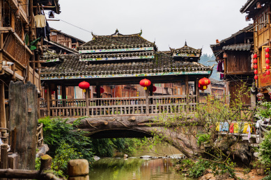 肇兴侗寨里的风雨桥与鼓楼