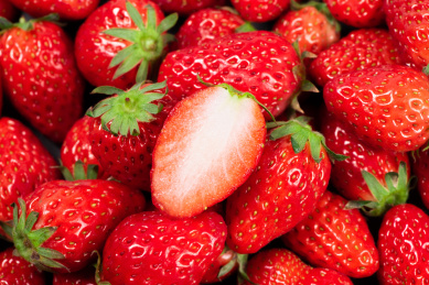 切开的新鲜草莓特写