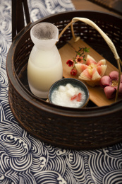 中华美食酒酿圆子和点心静物