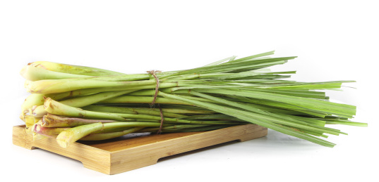 白底上盘子里放着泰国香茅草