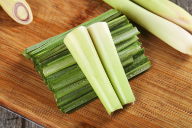 木板上放着切段的香茅草