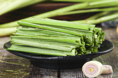 木底上放着一盘切开的农家香茅草