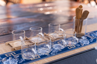 放在室外桌子上喝茶的玻璃茶具