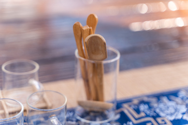 放在室外桌子上喝茶的玻璃茶具