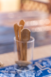 放在室外桌子上喝茶的玻璃茶具