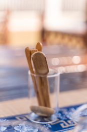 放在室外桌子上喝茶的玻璃茶具