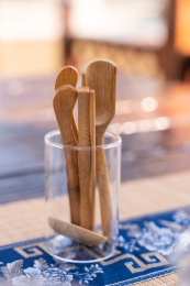 放在室外桌子上喝茶的玻璃茶具