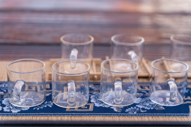 放在室外桌子上喝茶的玻璃茶具