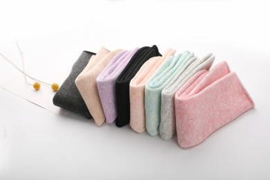 加厚舒适的保暖彩色袜子排列在白色背景