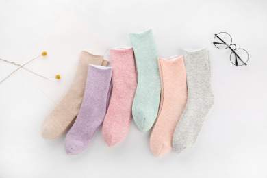 加厚舒适的保暖彩色袜子在白色背景上展示