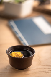 中式仿古窗前木质桌面上的一杯茶