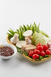 竹制餐具装的农建田园时蔬熏豆干