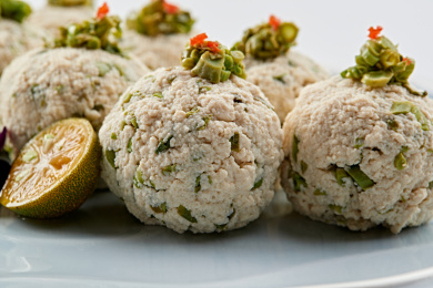 精美磁盘装的香椿粒巧拌麻豆腐