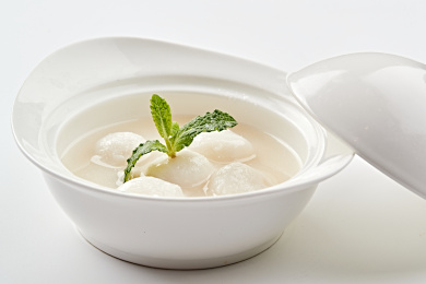 白色瓷汤盅装的香糯桂鱼圆