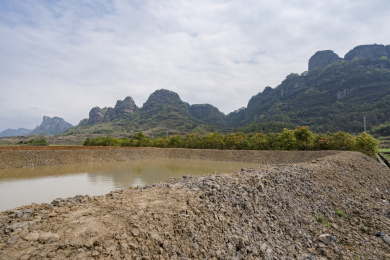 连城冠豸山脚下新修建的鱼塘，中国福建