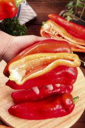 手上拿着鲜红土辣椒