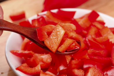 勺子上挖着切丁的红甜椒