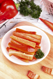 木板上放着一盘切条的土辣椒