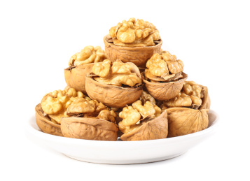 白底上放着一盘薄皮核桃