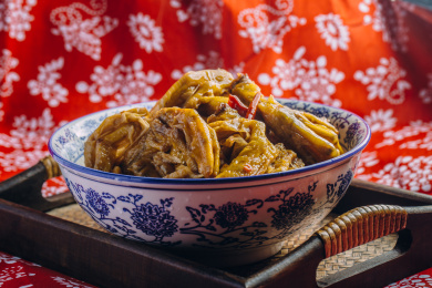 中式背景下的带皮鸭脚