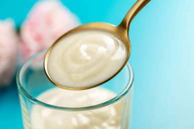 勺盛酸奶特写蓝色莫兰迪色系背景