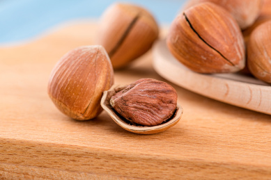 坚果干果带壳榛子特写