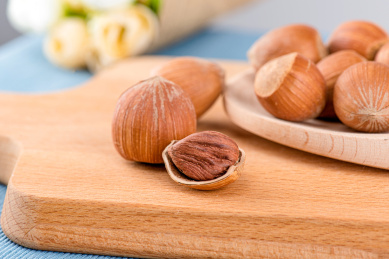 坚果干果带壳榛子特写