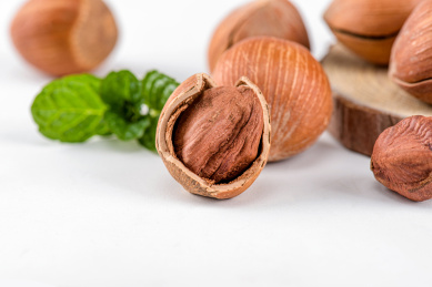 坚果干果带壳榛子特写