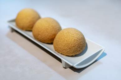 餐桌上的酥皮叉烧包