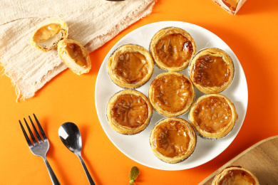 放在白色盘子上的巧克力味葡式蛋挞