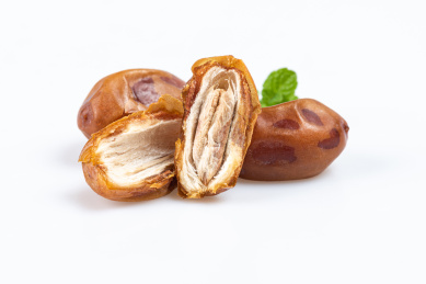 白底上的黄金椰枣特写