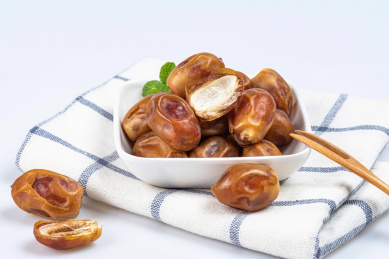 白底上的黄金椰枣特写