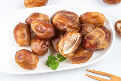 白底上的黄金椰枣特写