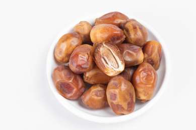 白底上的黄金椰枣特写