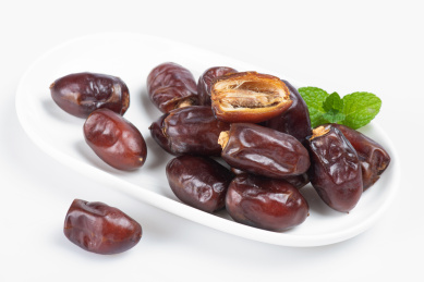 白底上的黑椰枣特写