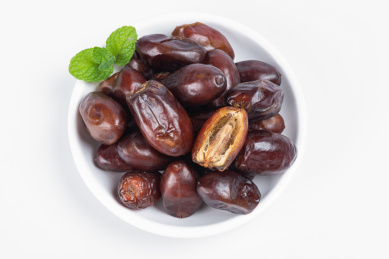 白底上的黑椰枣特写