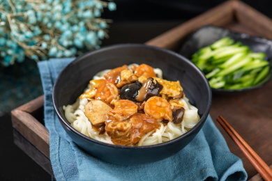 三鲜打卤面棚拍特写黑色背景