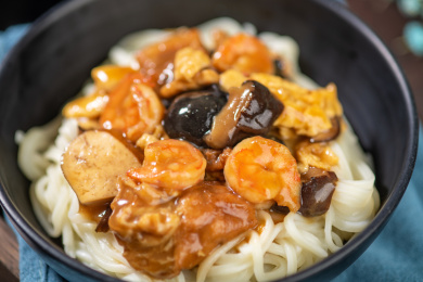 三鲜打卤面棚拍特写黑色背景