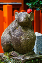 亚洲日本京都大丰神社神兽抱酒石鼠特写