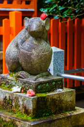 亚洲日本京都大丰神社神兽抱酒石鼠特写