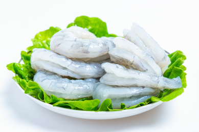 白底上的生鲜青虾仁