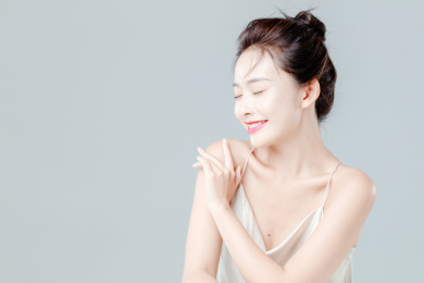 影棚拍摄年轻东方女性美容肖像