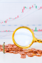 K线图背景下的玩具小人和许多硬币