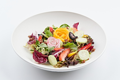 白色圆瓷盘装的芙蓉富贵拌时蔬